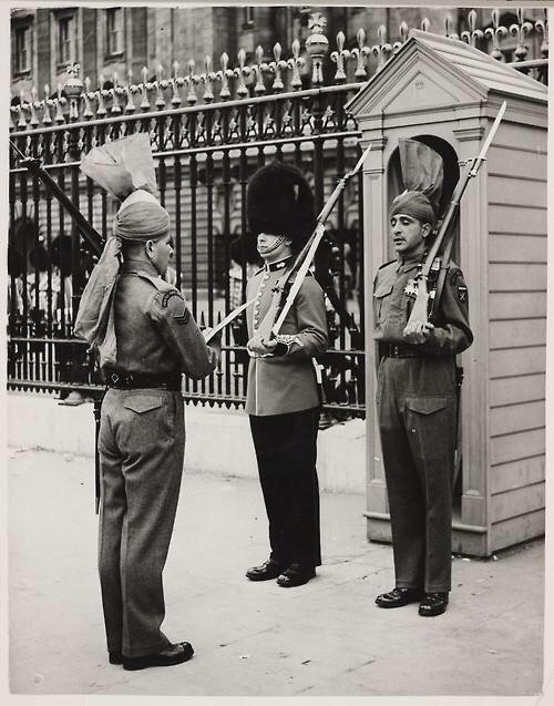 AdilNajam's tweet photo. Try imagining this today!
#Pakistan troops take over #BuckinghamPalace guard duty, 1953. Via @oldpicsarchive. https://t.co/kfuSFdgIV6