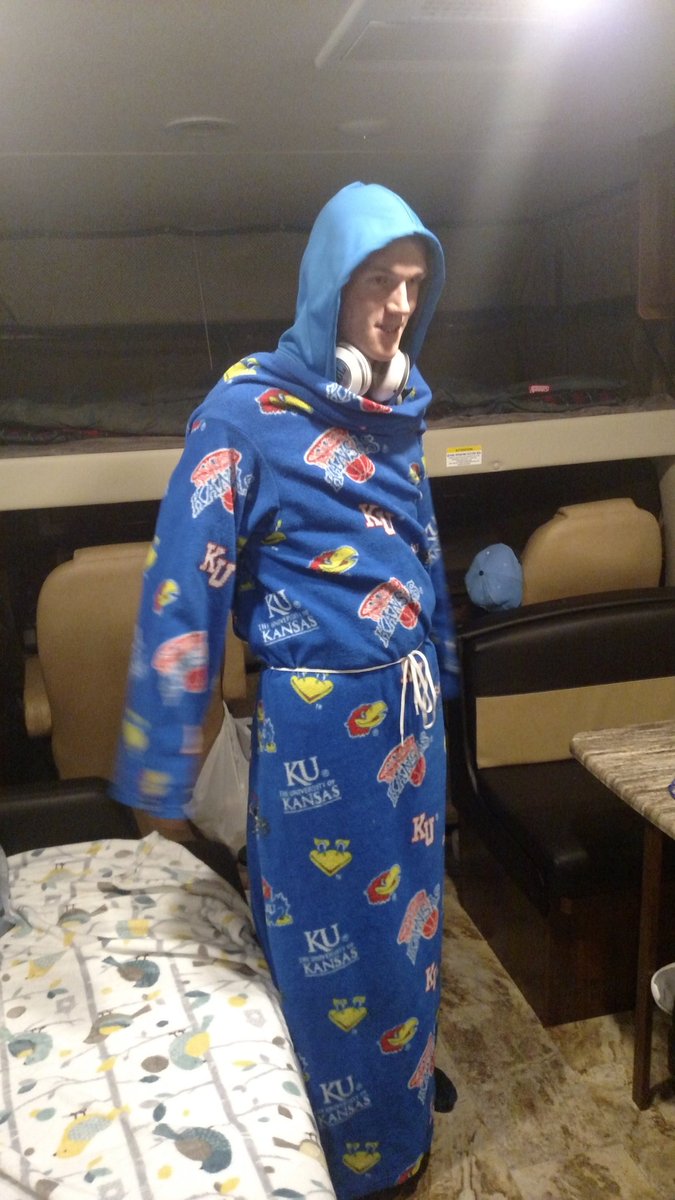 MGR_MIZ_09's tweet photo. Getting ready for bed #snuggie #mizzourvtrip https://t.co/RFfYRrs5Ja
