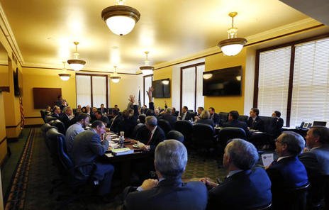 Utah holding presidential caucus, not primary election | #utpol 
deseretnews.com/article/865647…