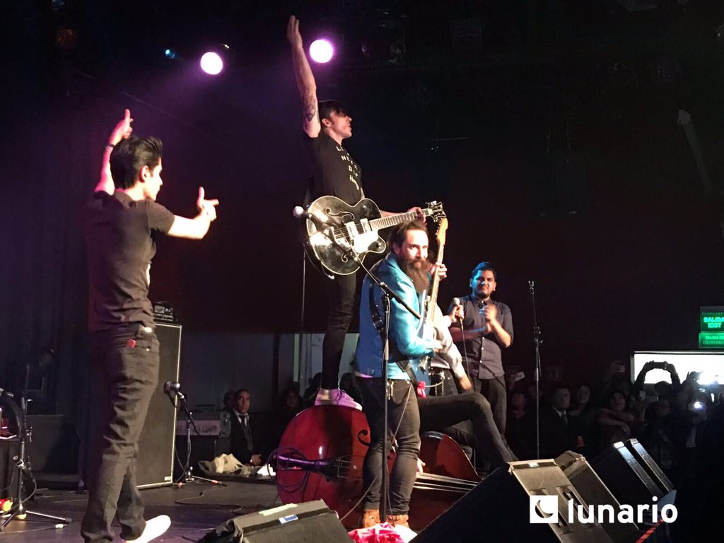 LunarioMx's tweet photo. Y el reventón continua con un duelo de guitarras y buena vibra entre @DrakeBell, @jaydelacueva y los @rebel_cats https://t.co/zNbQ64rSii