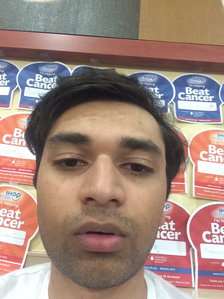 JeevyJeev's tweet photo. I'm 22 please give me $100 #evacon16 https://t.co/2Jifz9TCK1