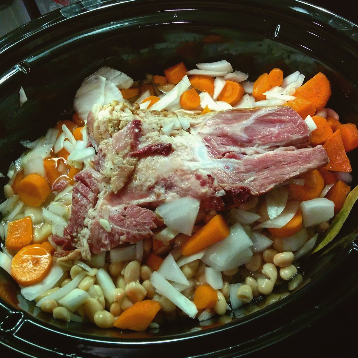 alachia's tweet photo. Okay crockpot, do the voodoo that you do. 

#boneinham #crockpot https://t.co/b3MHFwRTyE