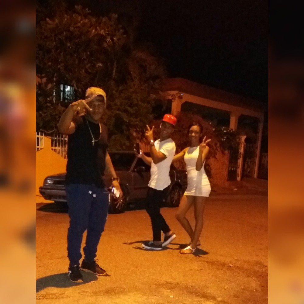 dianacarolinaop's tweet photo. Y mami tirandonos fotos 😂😂 #QueCuraValee 😉 @gilbertymedina @manybrito 😚😚 https://t.co/4w70rRVEqP