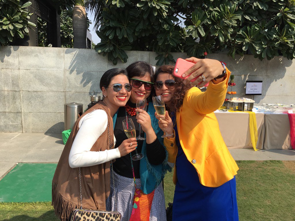 sumitmac's tweet photo. Gorgeous girls @atipriya @nupurc123 @kritimakhija at @GenesisFndn #CEOsCook great afternoon with friends 4 a cause https://t.co/c8B9ApPiuv