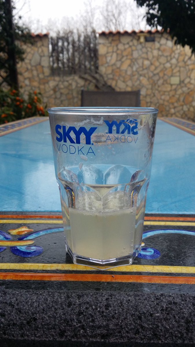 RoskyEnergy's tweet photo. E se mi facessi un vodka lemon?
Veni. Vodki. Vici.
#Vodka https://t.co/Fog2GU5HOj