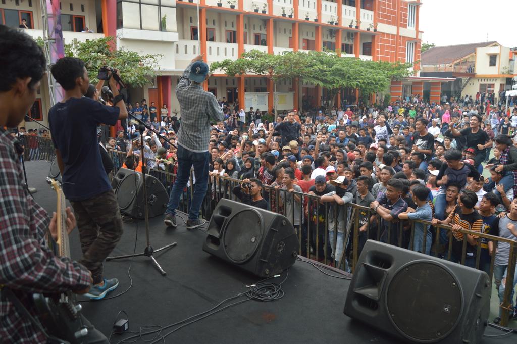 SB_Reggae's tweet photo. Thanks buat @PPExponer, juga buat Santa Friend yg udah mau dateng dan jamming bareng kita 😊👏😘🎉
#SB_Reggae #PPExponer https://t.co/McFd4vQpcJ