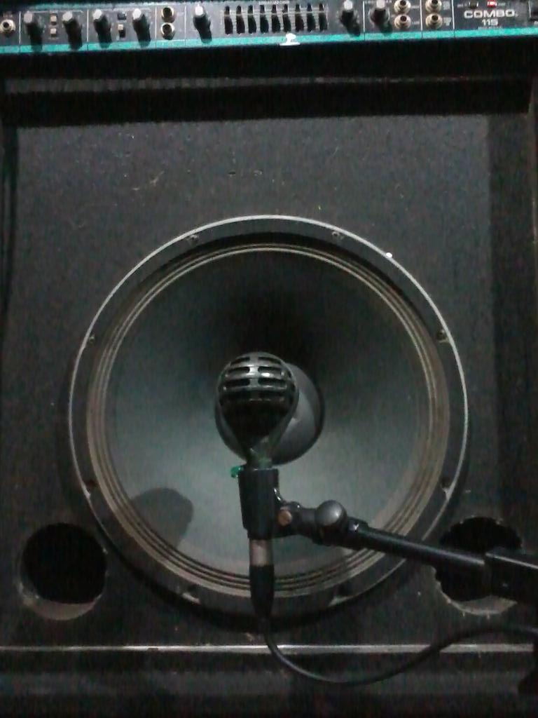 Peavey Bass Combo 115 + AKG D112 + Chandler Germanium pre....yeaahhh 
#punkrockattitude #smashitup