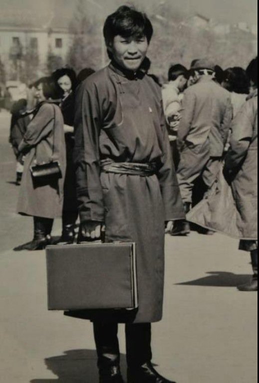 Социалист Монголын 'коммунист' залуу 
 Иймэрхvv л байж дээ