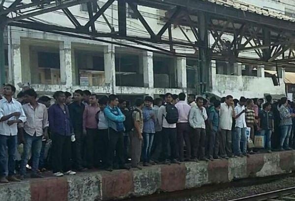 timesofindia's tweet image. #Mumbai mega block: Huge rush at platform 5 of Dombivli station, the only functional central line for local trains