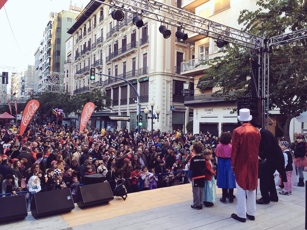 ImproVivencia's tweet photo. Ayer estuvimos actuando para miles de personas en plena Rambla.
#CarnavalesDeAlicante https://t.co/J1yvL2HQWU