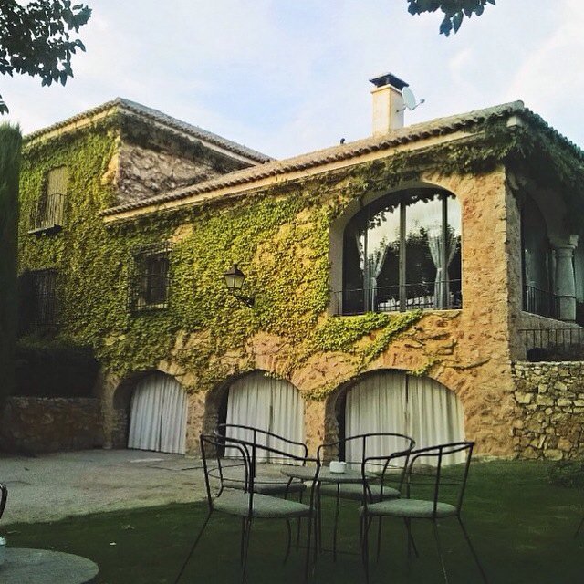lamoralejawp's tweet photo. Conociendo a Chata y su maravillosa casa #fincamontealegre #toledo ¡Allí estaremos esta primavera! #weddingplanners https://t.co/tPrb9bCUeQ