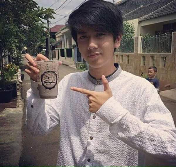 Mmutiara24's tweet photo. @iqbaale ehh ngapain bal? Promosi minuman yahh 😜😂 https://t.co/vL1gteVpPL