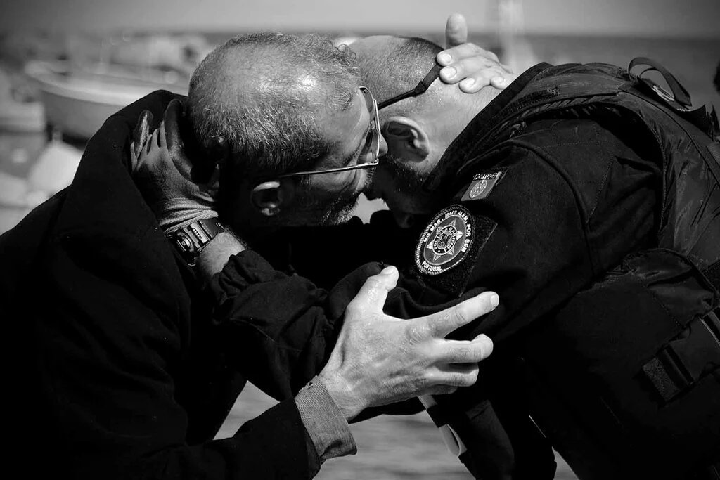 Marodriguez1971's tweet photo. El beso de un refugiado rescatado del mar a un policía. Lesbos @GabrielTizonf1 https://t.co/Vo8zi1KGX2