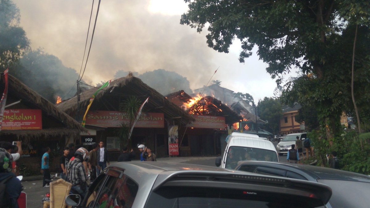 ChilaCicilia's tweet photo. Turut berduka atas musibah kebakaran rumah makan pengkolan Lembang #AboutBandung#RadarBandung#infoBandung#Elshinta https://t.co/wUNXjk37v3