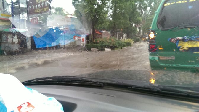 stonecoldlay's tweet image. Dago jalur kiri banjir parah pak @ridwankamil