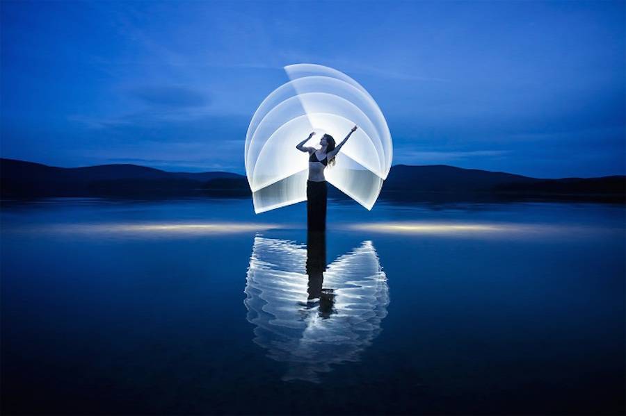 fubiz's tweet photo. Hypnotic Light Painting Portraits of Dancers and Acrobats in Landscapes https://t.co/J18bpPeZrk https://t.co/RNQ8a984JO