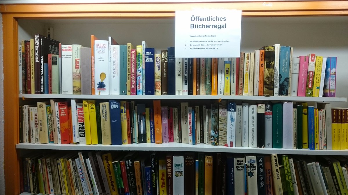 Neues öffentliches Bücherregal konfetti-more.de/oeffentliches-… um kostenlos Bücher zu holen. Mehr Bildung, Förderung