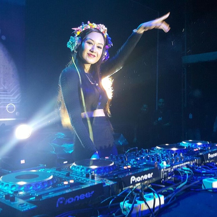 rizuka_amor's tweet photo. The Singing DJ Rizuka Nobody Else
Playing live at #PDM16
#RizukaOnly #djrizuka #RizukaOnly #NobodyElse #singingDJ https://t.co/5hBCjRa8Bl