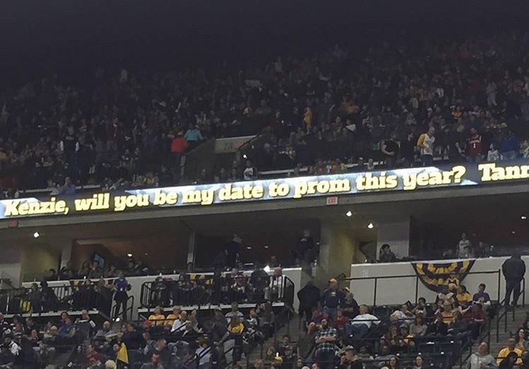 kassidydawn748's tweet photo. So at the Pacers game last night my brother asked his girlfriend to prom at halftime like this. GOALS. #PromProsals https://t.co/p0AUfyZlzp