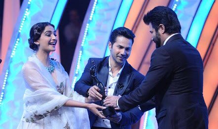 filmfare's tweet photo. How adorable is this moment!

@sonamakapoor presents the Black Lady to father @AnilKapoor

#BritanniaFilmfareAwards https://t.co/VWmzFyEcUB