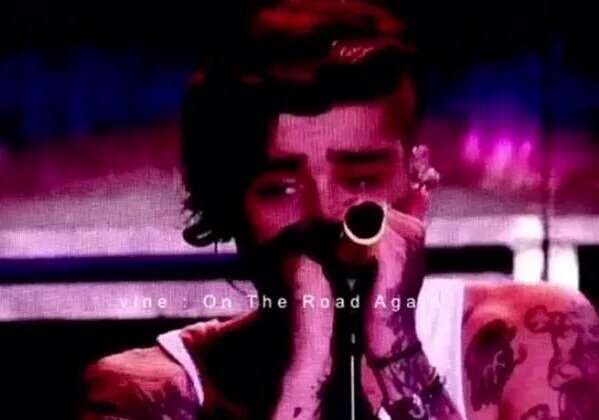 niallduvidoso's tweet image. Podem se passar anos, o zayn chorando eu nunca vou superar #1yearsinceOTRA