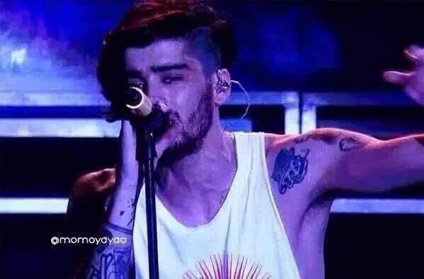 niallduvidoso's tweet image. Podem se passar anos, o zayn chorando eu nunca vou superar #1yearsinceOTRA