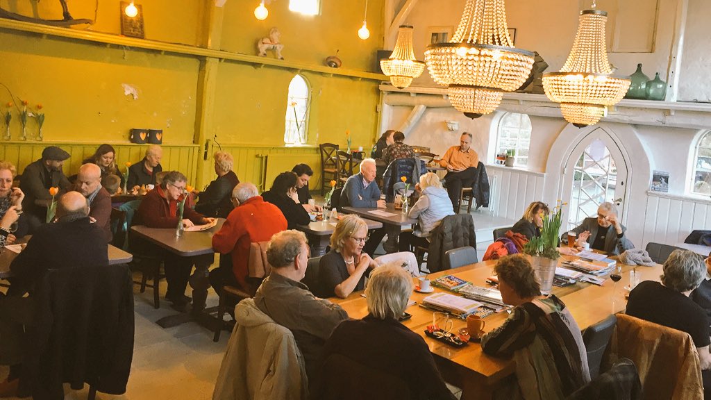 hofhouding's tweet photo. #Stadcafé in optima forma. Genieten op de zondagmiddag. #borrelenbite https://t.co/Zv2Vm64ySv