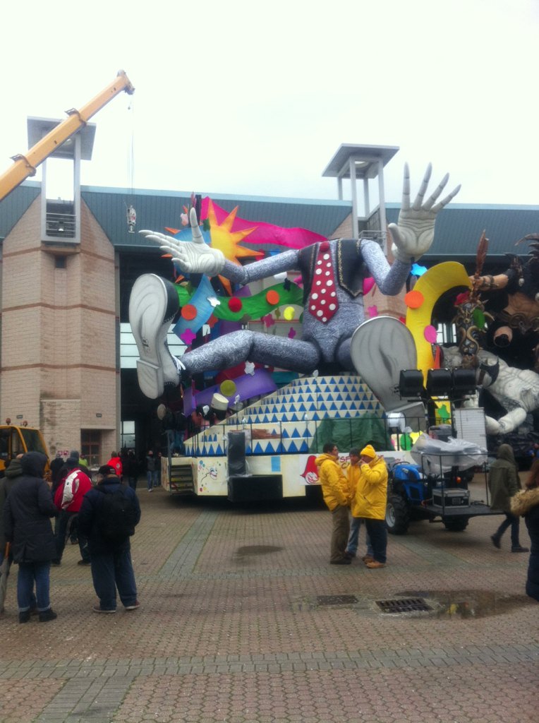 ClaVecoli's tweet photo. Il primo corso del #Carnevale di #Viareggio si farà. Ecco l'uscita del carro di #Breschi https://t.co/dRcP585EzI