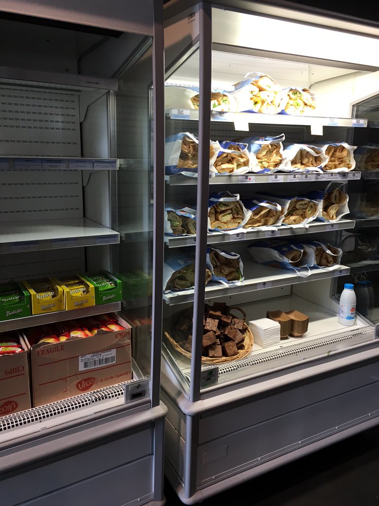 QDBFrance's tweet photo. Miam les sandwichs !! #swlillemakers https://t.co/IpIM2aVd5K