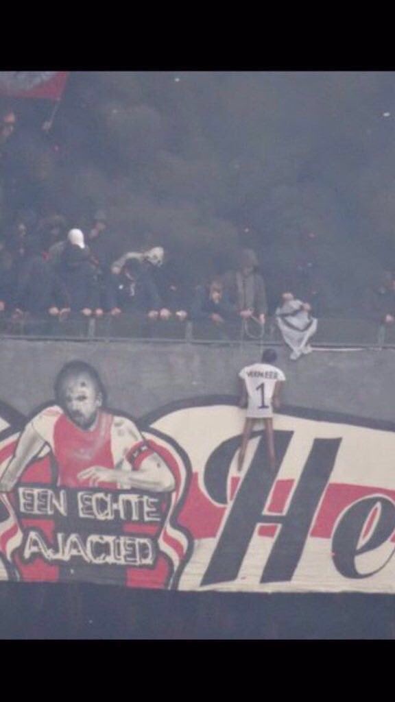 Welk leeghoofd van VAK410 doet dit? Stadionverbod for life! Dit heeft niets met 'sfeer' te maken! #ajax #ajafey
