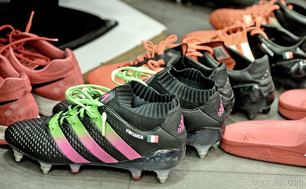 acmilan's tweet photo. Take a look inside the red&amp;black locker room! #MilanUdinese https://t.co/pRjhHNip9F