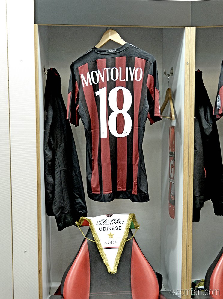 acmilan's tweet photo. Take a look inside the red&amp;black locker room! #MilanUdinese https://t.co/pRjhHNip9F