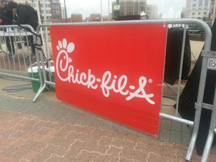 Derek_hrVa's tweet photo. My favorite race day sponsor! @CFAVictory #flatoutevents #GameDay10K5K #hrVa https://t.co/mkrH9Ur4tP
