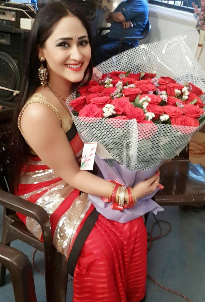 Happiiiie Rose Day...May every life be filled with the beauty n fragrance of fresh red roses..love n peace😘😘😘❤