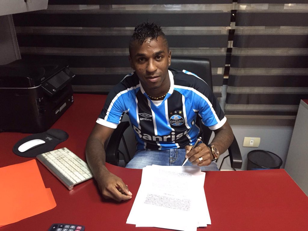 Gremio's tweet photo. É oficial! Às vésperas de estrearmos na Libertadores, Miller Bolaños chega para reforçar nossa equipe por 3 anos! https://t.co/ktoebkQCDv