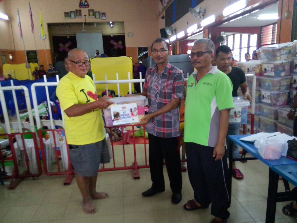 FAMA_Malaysia's tweet photo. Pnyerahan Kit Makanan Permulaan di SMK Munshi Abdullah,Melaka kpd Mangsa Bnjr @banjirMOA @kayazlee
#prayformelaka https://t.co/zwRqI2hX7I