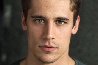 EncuentrosEM's tweet photo. Mañana nos visita el actor, Martiño Rivas. Puedes enviarle una pregunta en https://t.co/pR1flkJKKk https://t.co/v9ifGxng2P
