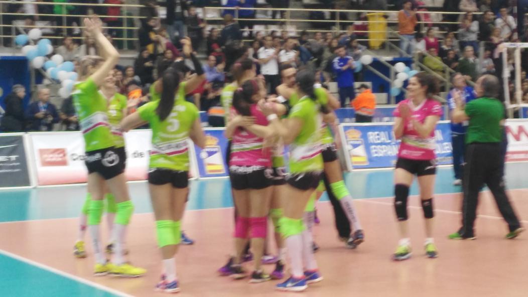 RFEVB's tweet photo. La alegria del campeón de #COPASFV @VoleibolLogrono https://t.co/l5ZNFRRZCE