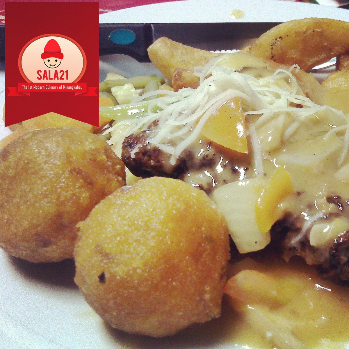 Daging yang empuk dengan irisan keju diatasnya, dimakan pake #Sala21 yang super kriuk.
Kressss. Enaaaak.
Mau coba?