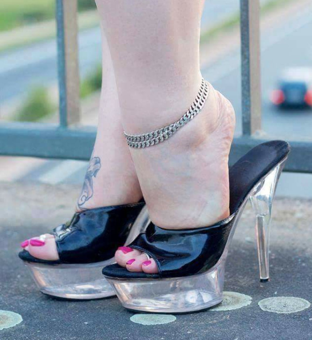 LadySilvia79's tweet photo. #fetish #tacchi alti #slave @The_Foot_God sono in cerca di un nuovo proprietario https://t.co/hjDs1NVdlP