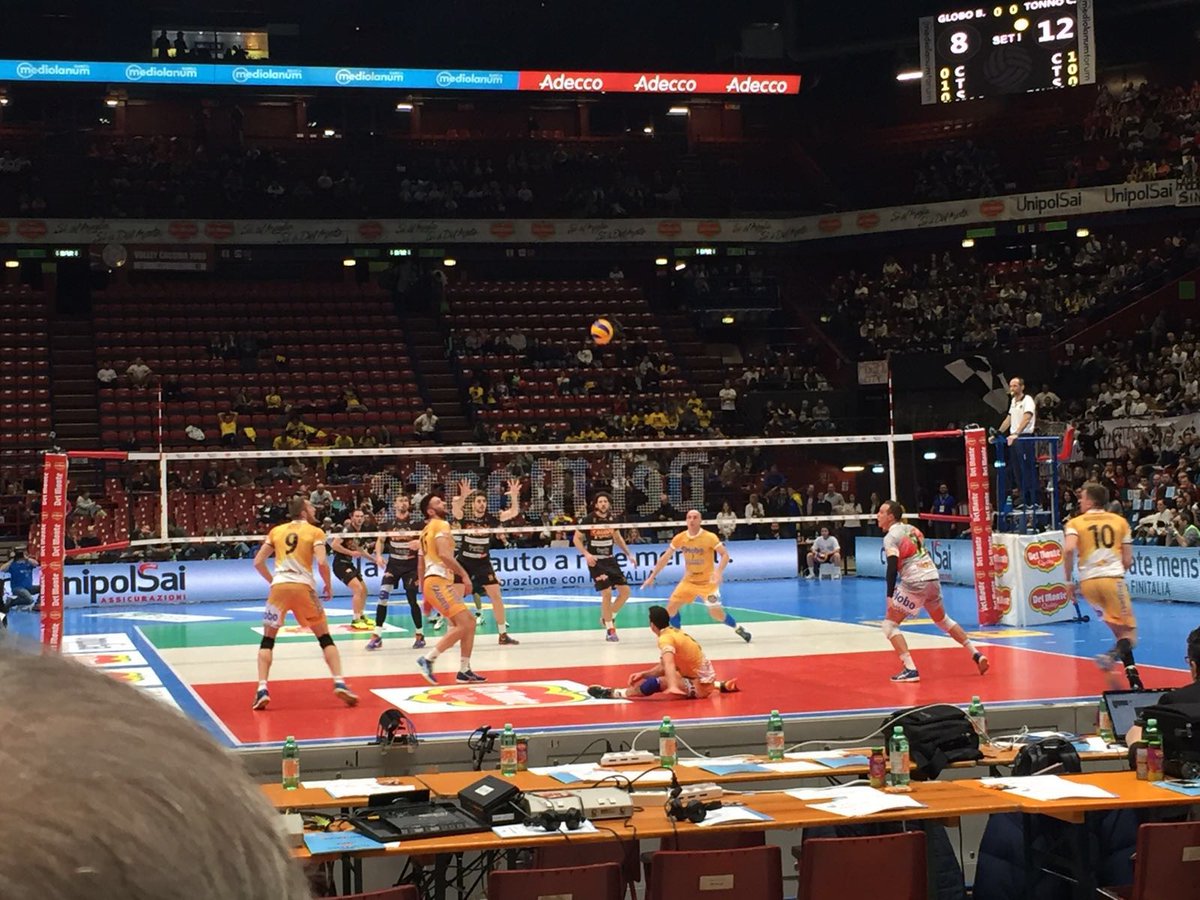 Fantavolley_it's tweet photo. Equilibrio nel 1° set della sfida tra @VolleyTonnoCall e @ArgosVolley per la #delmontecoppa di serie A2. #volleyland https://t.co/wHFgzkMTAz