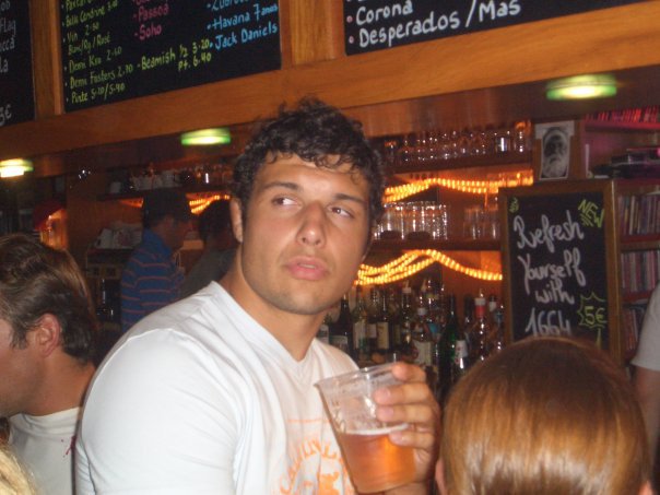 BoucherieOvalie's tweet photo. Quand je bois une bière tranquille et que j’entends Julien Bardy se battre avec le videur à l’entrée. https://t.co/X2n7qAlfLi