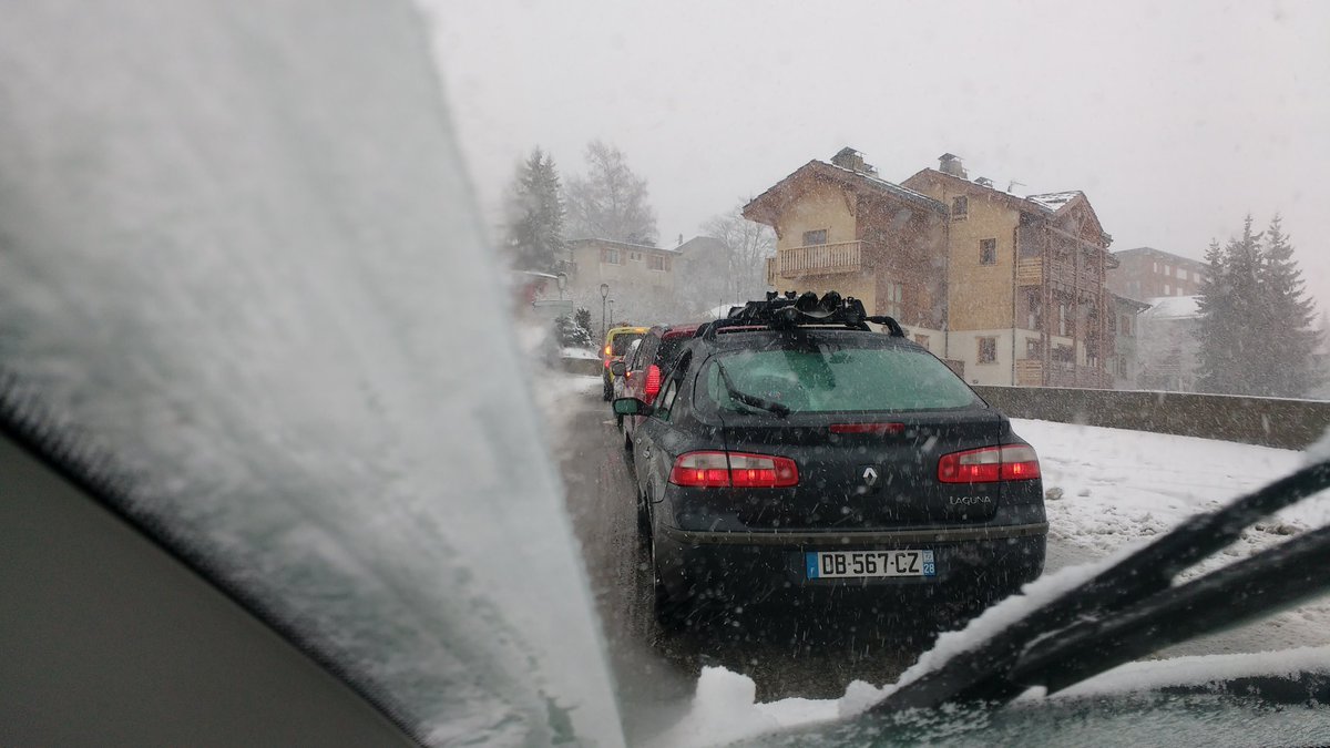 Robin_Gar's tweet photo. L'enfant en passager devant à ouvert sa fenêtre avec un sac pour attraper la neige... #serieux #monchus #bouchons https://t.co/TSzs2Ld3a5