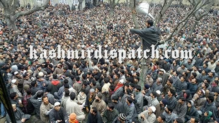 Brutalizing the struggle. Thousands attend funeral of a militant in Kashmir today. 
#humancostofConflict