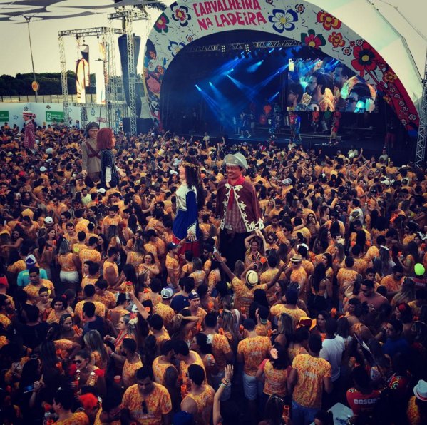 brunogagliasso's tweet photo. A primeira vez no carnaval de Recife a gente nunca esquece! https://t.co/KzoqpegjrW