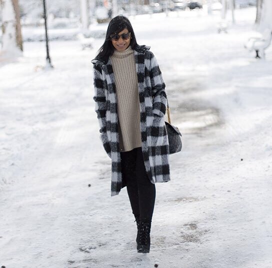 petitestyle's tweet image. An oversized plaid statement coat. Outfit details at petitestylestudio.com. #winterstyle #statementcoat #chiccoat