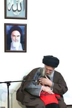 Khamenei_Urdu's tweet photo. شام میں دفاع حرم زینب ؑکےدوران شہید ہونےوالےایک مجاہد کافرزند، رھبرکے سینےسےلپٹ گیا، رھبراس کاعشق دیکھ کرآبدیدہ ھوگے https://t.co/IsmoyRvppk