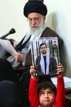 Khamenei_Urdu's tweet photo. شام میں دفاع حرم زینب ؑکےدوران شہید ہونےوالےایک مجاہد کافرزند، رھبرکے سینےسےلپٹ گیا، رھبراس کاعشق دیکھ کرآبدیدہ ھوگے https://t.co/IsmoyRvppk