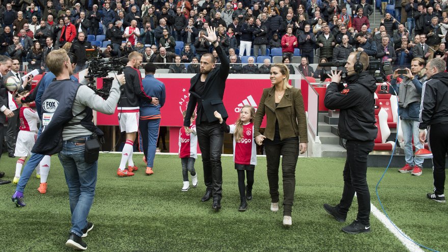 AFCAjax's tweet photo. FOTOVERSLAG: @JohnHeitinga is fans 'eeuwig dankbaar' https://t.co/C1XJojrugI #JohnnyBedankt #ajafey https://t.co/5g10LG3sf6