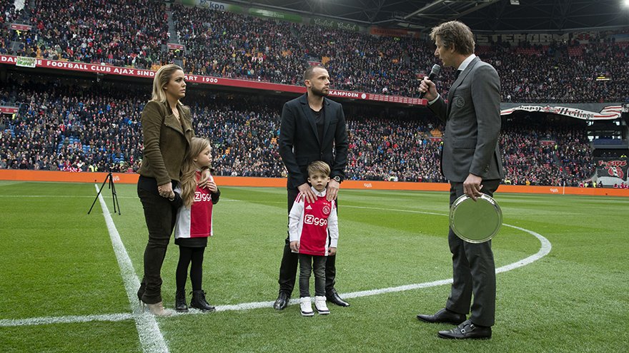 AFCAjax's tweet photo. FOTOVERSLAG: @JohnHeitinga is fans 'eeuwig dankbaar' https://t.co/C1XJojrugI #JohnnyBedankt #ajafey https://t.co/5g10LG3sf6